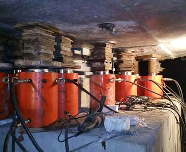液壓千斤頂現場使用圖片